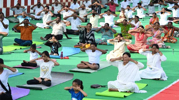 ముక్కంటి క్షేత్రంలో యోగా 