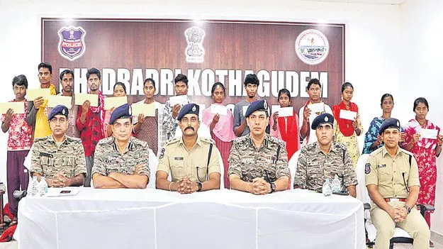 Maoist Surrender: 29 మంది మావోయిస్టుల లొంగుబాటు
