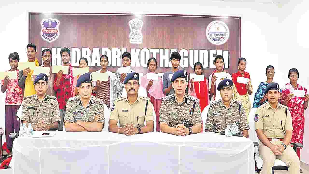 Maoist Surrender: 29 మంది మావోయిస్టుల లొంగుబాటు 