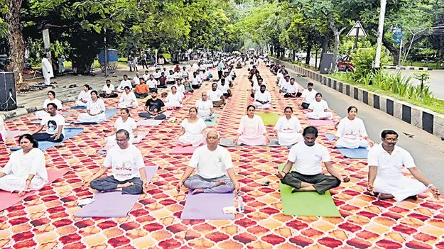 యోగాంధ్ర విజయవంతం చేయండి