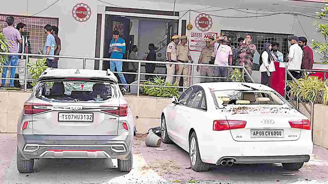 Hyderabadఫ మహా టీవీ కార్యాలయంపై బీఆర్‌ఎస్‌వీ దాడి