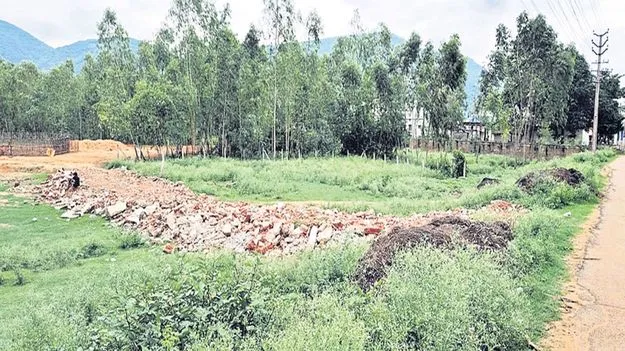 పరవాడపాలెంలో గెడ్డవాగు కబ్జా