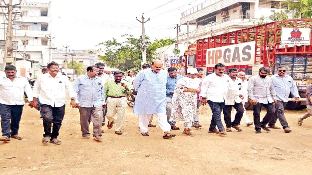 రోడ్లకు మరమ్మతులు చేయండి