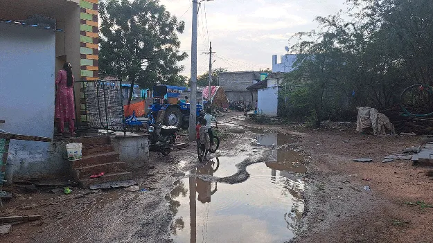 వర్షం వస్తే చాలు.. ఆ రోడ్లు చెరువులే