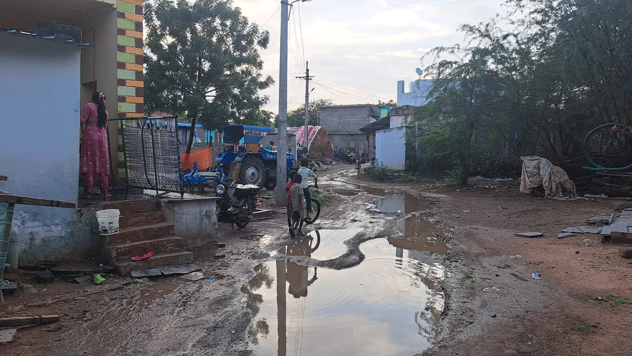 వర్షం వస్తే చాలు.. ఆ రోడ్లు చెరువులే
