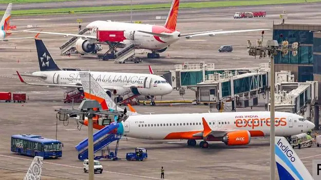 Mumbai: రన్నింగ్‌లో విమానం ఎక్కుదామనుకున్నావా.. అదేమైనా రైలా.. ఎవురయ్యా నువ్వు..