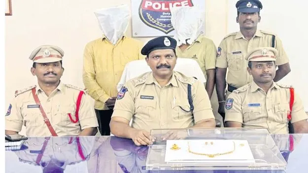 తాళాలు వేసి ఉన్న ఇళ్లే టార్గెట్‌ 