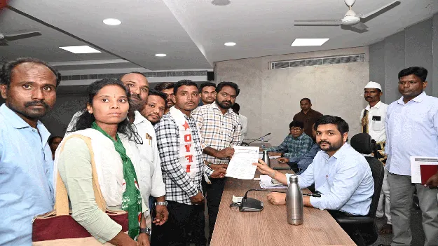 అర్జీలు స్వీకరించి.. భరోసా కల్పించి..