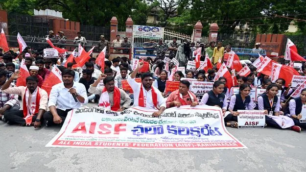 Karimnagar:   ఫీజులు ఇవ్వకపోతే చదవులు ఎలా..?