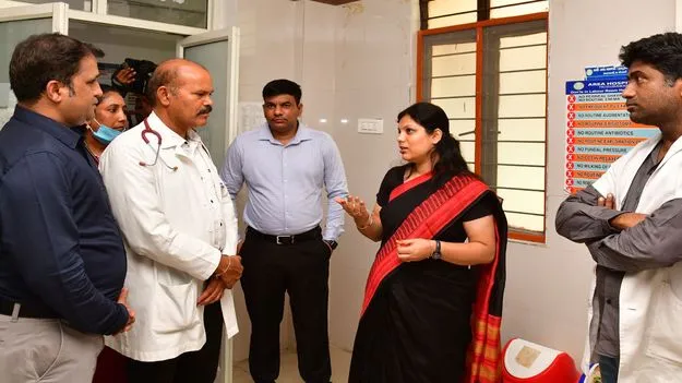 Karimnagar:  వైద్య సిబ్బంది మెరుగైన సేవలందించాలి: కలెక్టర్‌ పమేలా సత్పతి