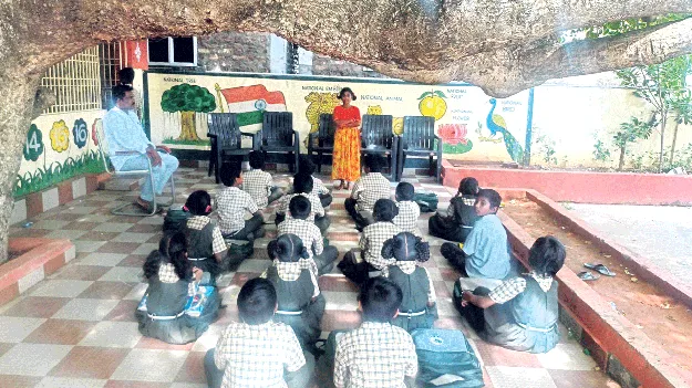 చెట్ల కింద చదువులు