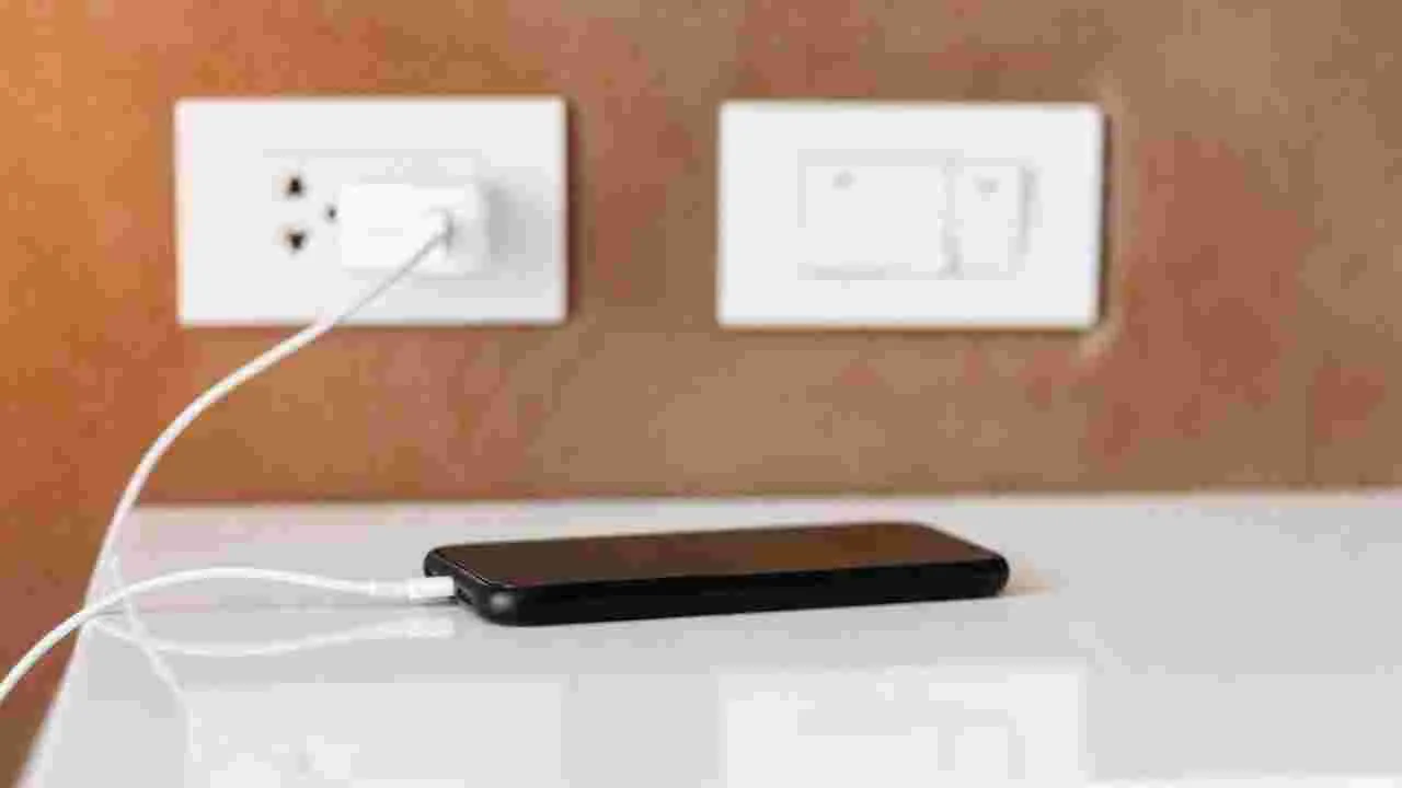 Charger: చార్జర్‌ను స్విచ్ బోర్డులో అలాగే వదిలేస్తే ఏమవుతుందో తెలుసా