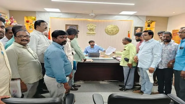 విద్యార్థి సంఘాల పేరుతో బెదిరింపులు