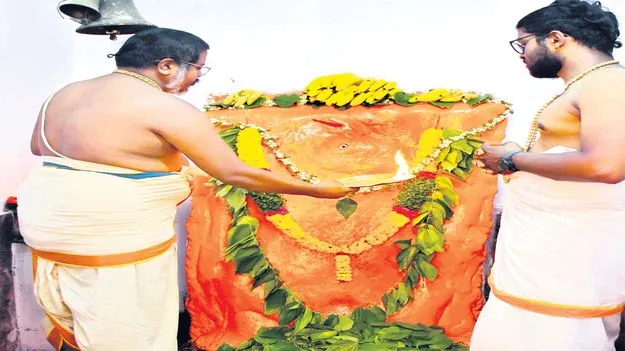 క్షేత్రపాలకుడికి నాగవల్లీ దళార్చనలు  