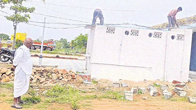 ప్రభుత్వ స్థలంలో అక్రమ నిర్మాణాలు తొలగింపు