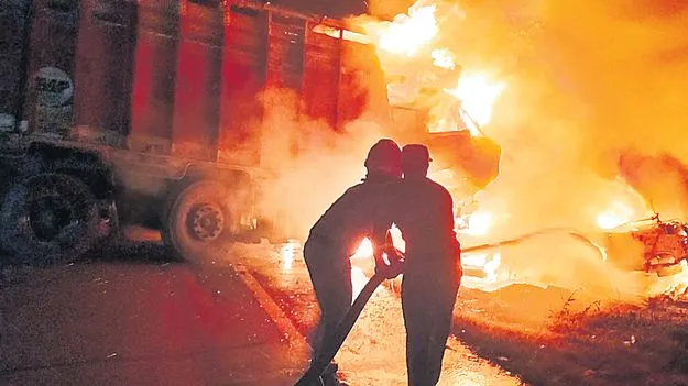 Mahabubabad; ఎదురెదురుగా రెండు లారీలు ఢీ