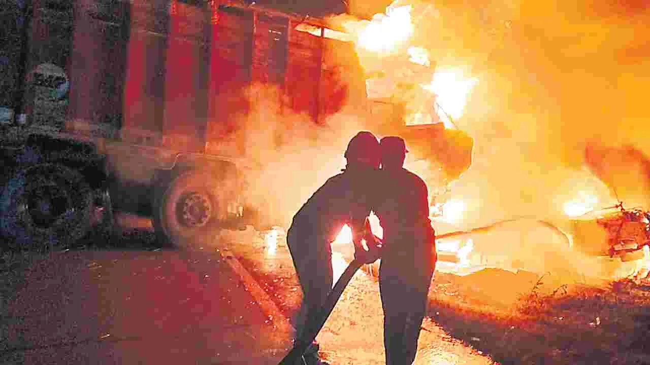 Mahabubabad; ఎదురెదురుగా రెండు లారీలు ఢీ