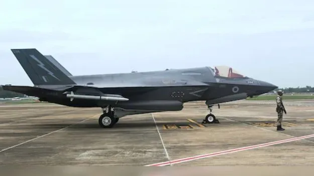 F-35B Lightning 2: ఎయిర్ ఇండియా ఆఫర్‌ తిరస్కరణ.. ఎయిర్‌పోర్టులో ఆరుబయటే బ్రిటన్ యుద్ధ విమానం పార్కింగ్