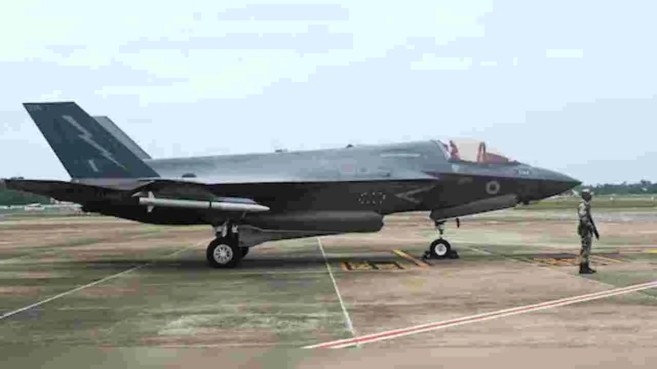 F-35B Lightning 2: ఎయిర్ ఇండియా ఆఫర్‌ తిరస్కరణ.. ఎయిర్‌పోర్టులో ఆరుబయటే బ్రిటన్ యుద్ధ విమానం పార్కింగ్
