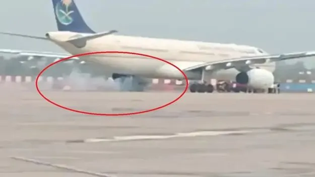 Saudia Airlines: విమానం చక్రం నుంచి అకస్మాత్తుగా నిప్పు రవ్వలు..  తృటిలో తప్పిన ప్రమాదం