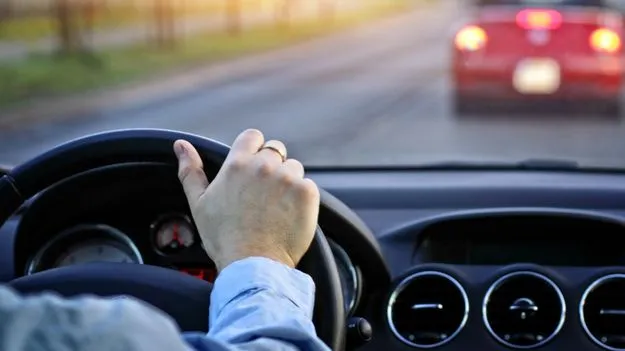 Reverse Driving: ఇటీవలే పెళ్లైన యువకుడికి భారీ షాక్.. భార్యను ఇంప్రెస్ చేద్దామనుకుంటే.. 