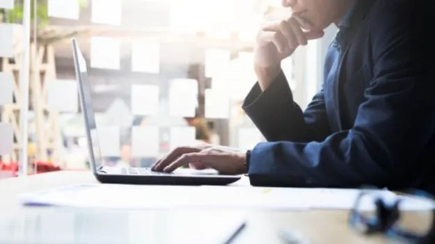 Indian Accent: మీటింగుల్లో మాట్లాడొద్దంటూ ముఖం మీద చెప్పిన అమెరికన్ సహోద్యోగి.. ఎన్నారైకి షాక్