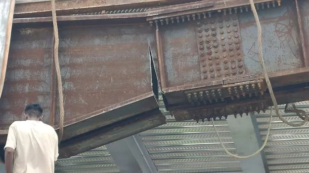 పెద్దపల్లి ఆర్‌వోబీ వద్ద విరిగిన క్లస్టర్‌