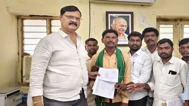 పోడు రైతుల సమస్యలను పరిష్కరించండి 