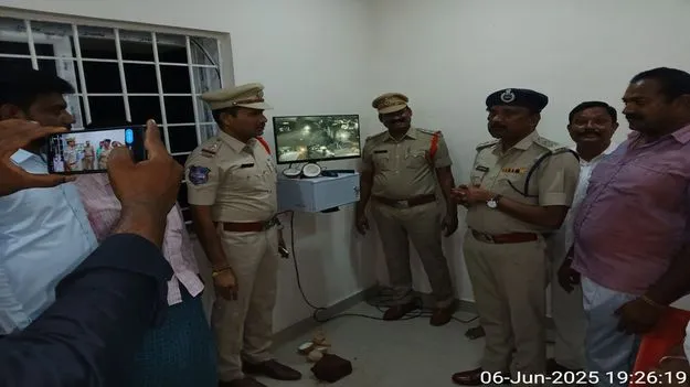 సీసీ కెమెరాలతో నేరాలను నియంత్రించవచ్చు 