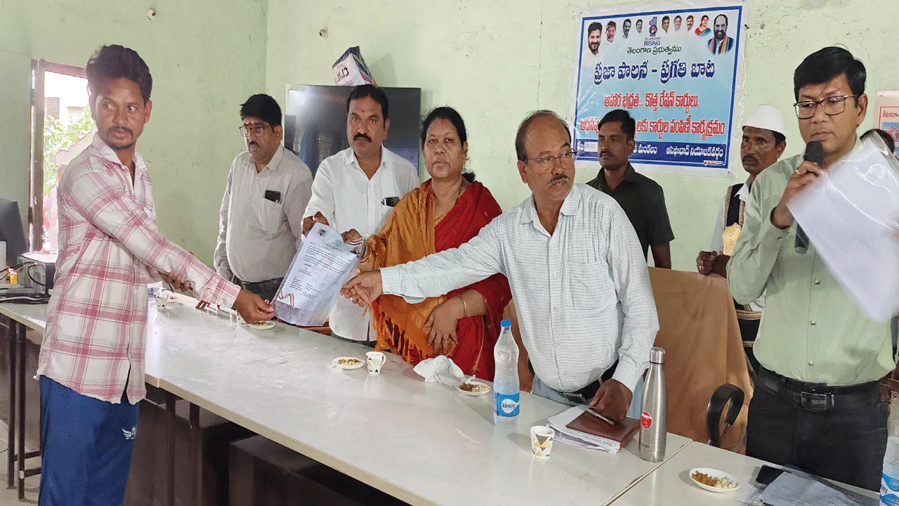 అర్హులందరికీ రేషన్‌కార్డులు అందించాలి