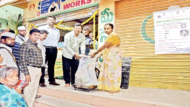 రేషన్‌ను సకాలంలో ఇవ్వాలి: సబ్‌ కలెక్టర్‌