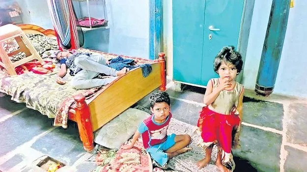 Anantapur Suicide: మా అమ్మ ఊగుతోంది..