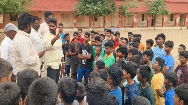 అంబేడ్కర్‌ గురుకులాన్ని విలీనంచేస్తే ఉద్యమమే 