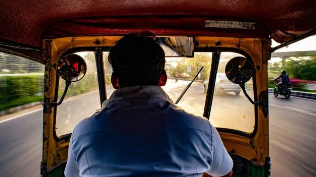Auto Driver: ఇస్మార్ట్ ఆటో డ్రైవర్.. ఇతడు నెలకు రూ.8 లక్షలు ఎలా సంపాదిస్తున్నాడో తెలిస్తే.. 