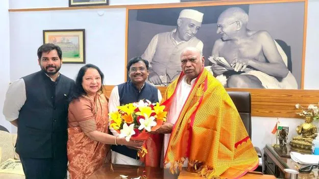 ఖర్గేను కలిసిన మంత్రి వివేక్‌ దంపతులు  