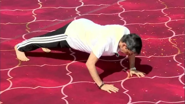 TN Governor: వరుసగా 51 పుష్ అప్స్‌.. జనాలను సర్‌ప్రైజ్ చేసిన తమిళనాడు గవర్నర్