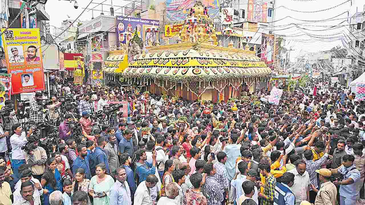 Bonalu Festival Hyderabad : బోనమెత్తిన భాగ్యనగరం