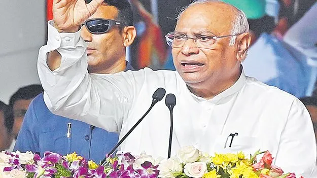 Congress: వాళ్లు మొగోళ్లు కాదు.. ఆడోళ్లు కాదు