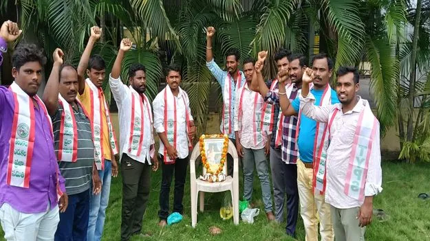 ఏకలవ్యుడి విగ్రహాలు ఏర్పాటు చేయాలి