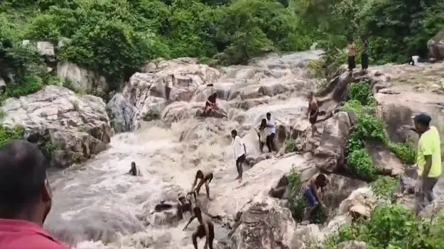 Bihar Waterfall: మహిళలకు తృటిలో తప్పిన ముప్పు.. జలపాతంలో నీరు ఒక్కసారిగా ఉప్పొంగడంతో..