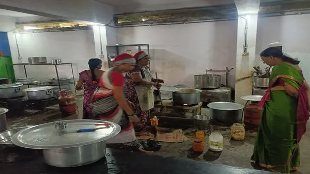 విద్యార్థులు కష్టపడి చదివి ఉత్తమ ఫలితాలు సాధించాలి