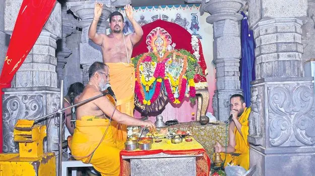 శాస్త్రోక్తంగా నిత్యపూజలు