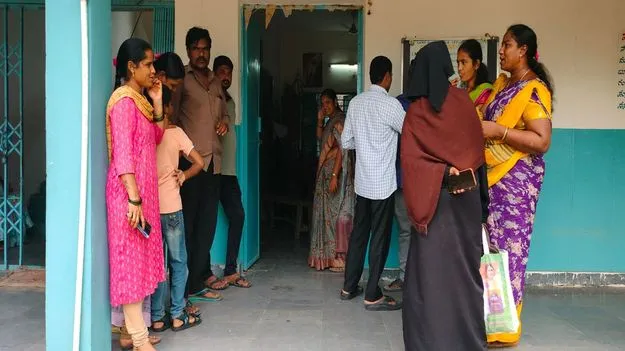 నాణ్యత లేని భోజనం పెడుతున్నారు