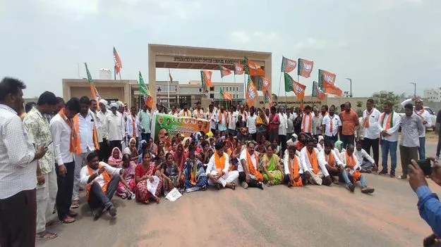ఇండ్ల పట్టాల కోసం కలెక్టరేట్‌ ఎదుట బీజేపీ ధర్నా