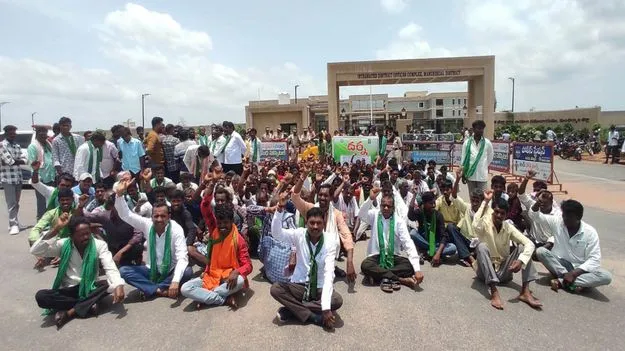 కలెక్టరేట్‌ ఎదుట ఆదివాసీల ధర్నా