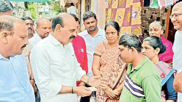 పింఛన్లు పంపిణీ చేసిన మంత్రి 