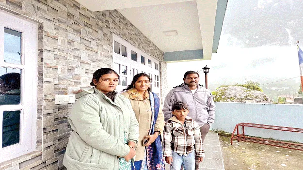 Tahsildar's family trapped in floods వరదల్లో చిక్కుకున్న తహసీల్దార్‌ కుటుంబం 