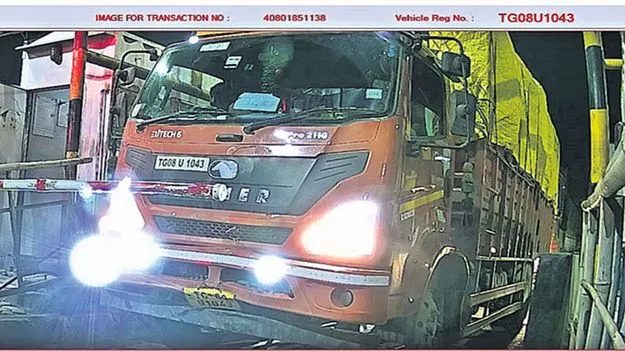 రోడ్డు ప్రమాదంలో ఇద్దరు యువకుల దుర్మరణం