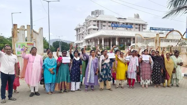 మహిళా సంరక్షణ కార్యదర్శులకు రీకౌన్సెలింగ్‌ నిర్వహించాలి