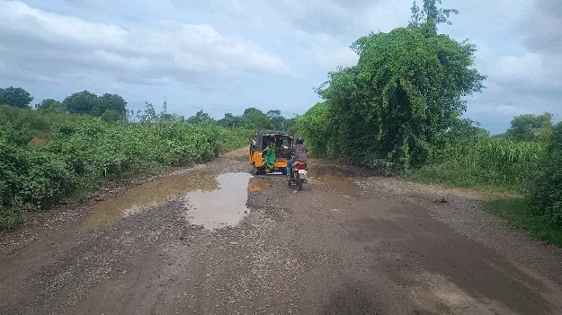 గుంతలమయంగా జ్యోతి రోడ్డు
